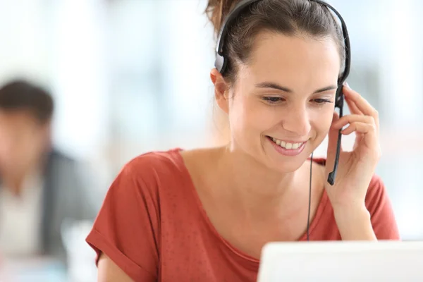Customer Service Etiquette: Rules for Phone, Live Chat, and Email